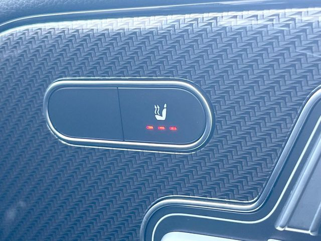 ●フロントシートヒーティング:運転席・助手席共に三段階で調節が可能なシートヒーターを装備しております。季節を問わず快適にご使用いただけます。