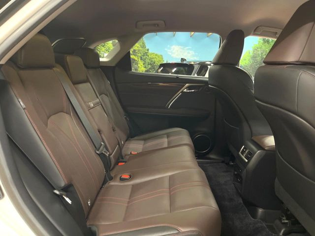 後部座席も気になるようなキズ・汚れやへたり等、大きなダメージはなく、良好な状態です。