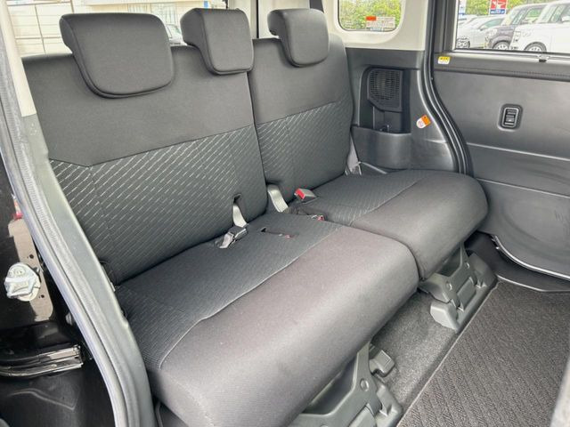 後部座席も気になるようなキズ・汚れやへたり等、大きなダメージはなく、良好な状態です。