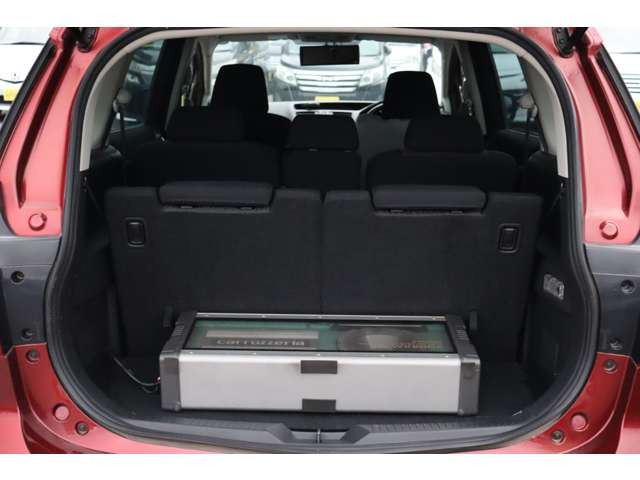 2列目を倒していただきますと更に広々スペースになります♪