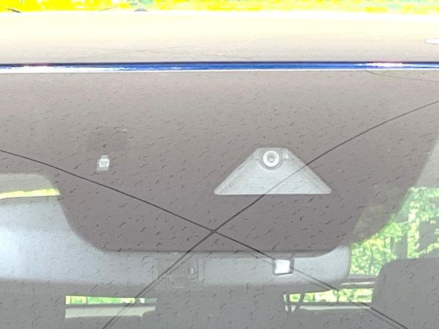 【スマートシティブレーキサポート】低速走行中に前方の車両等を認識し、衝突しそうな時は警報とブレーキで衝突回避と被害軽減をアシスト。より安全にドライブをお楽しみいただけます。