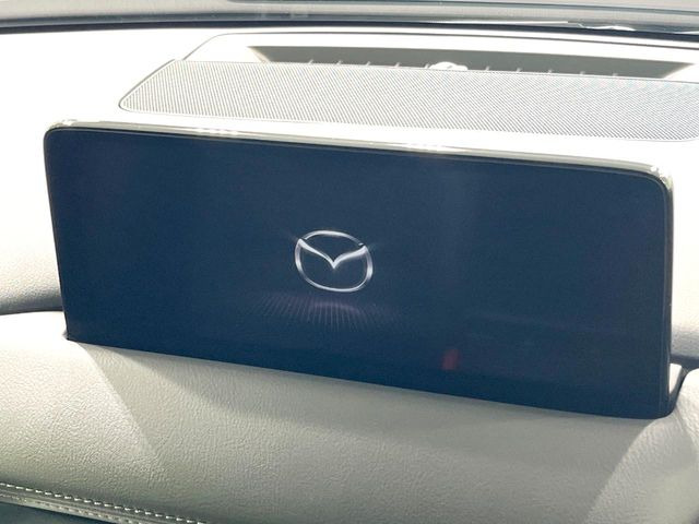 【10.25インチマツダコネクト】車内の雰囲気にマッチした大型ディスプレイ。スマホ接続でのナビ使用やBluetooth再生等、様々な機能が楽しめます。直感的なダイヤル操作が可能で、使い勝手も良好です。