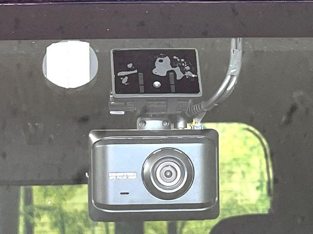 【ドライブレコーダー】安心・安全なカーライフに必須のドライブレコーダーを装備!走行中はもちろん、あおり運転や事故に遭遇した際の状況も映像で記録し、万一のリスクに備えます。