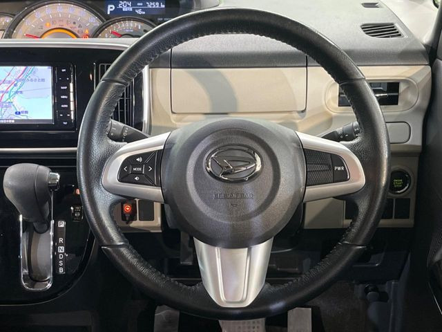 �C���e���A�ɍ��킹���f�U�C���̃X�e�A�����O�́A�^�]�������̂��Ƃ��l���A�^�]���₷���`��A�傫���ł��B�����x�A���ۂɐG���Ă��m���߂��������B