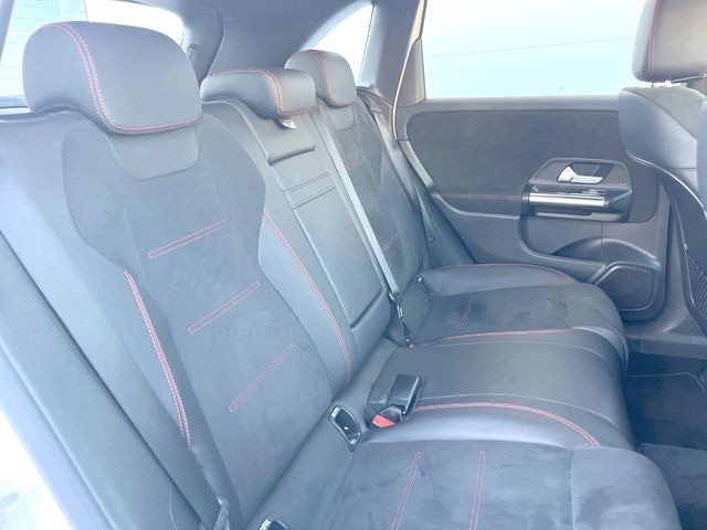 ●後部座席も気になるようなキズ・汚れやへたり等、大きなダメージはなく、良好な状態です。