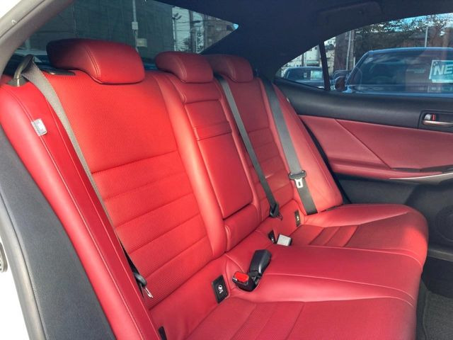 後部座席も気になるようなキズ・汚れやへたり等、大きなダメージはなく、良好な状態です。