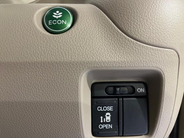 【パワースライドドア】スマートキーや運転席のスイッチでスライドドアの開閉が可能♪電動だから力を入れてドアを開ける必要が無く、小さいお子様でも、重い荷物を持っている時もラクに開け閉めできます♪