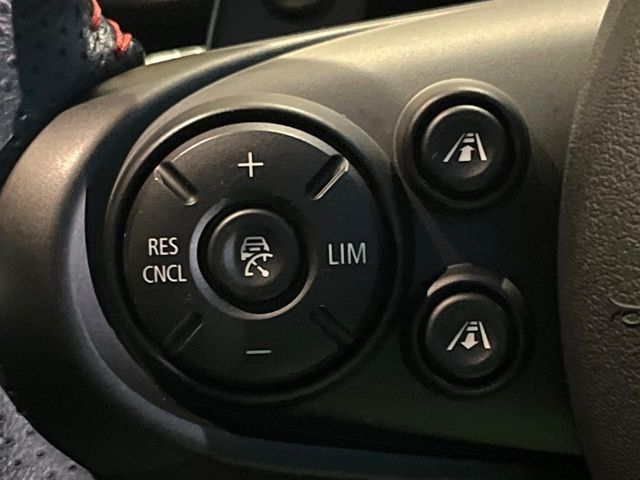 ●レーダークルーズコントロール:前の車との車間距離を一定にとりつつ、一定速度で自動走行してくれる次世代のクルーズコントロール!主に高速道路や自動車専用道路で使用する便利な機能です!