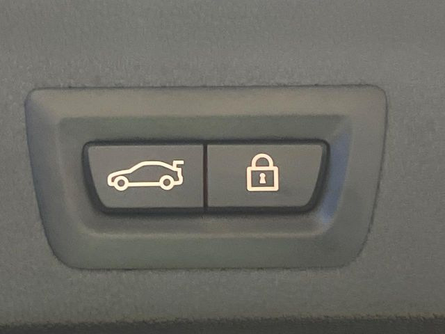 ●電動リアゲート:ワンタッチでリアゲートの開閉が簡単にできる便利機能です。