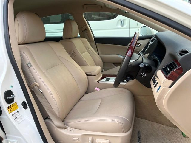 【ベージュレザーシート】デザイン性が高く、高級感のあるベージュ革シート。常に体に触れる部分だから、座り心地の良さにはこだわりたいですね♪汚れの付着や劣化を抑制する内装コーティング施工もおススメですよ♪