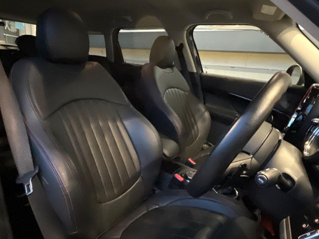 ●前席:ゆったりとしたドライバースペースで、長時間の運転でも快適にお過ごしいただけます。