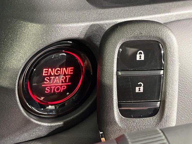 【Hondaスマートキー】カバンやポケットに入れたままでもドアの施錠・解錠が可能なスマートキーを装備。エンジンのオン・オフ時もカギを取り出す必要が無いからとっても便利です♪