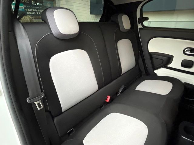 ●後部座席も気になるようなキズ・汚れやへたり等、大きなダメージはなく、良好な状態です。