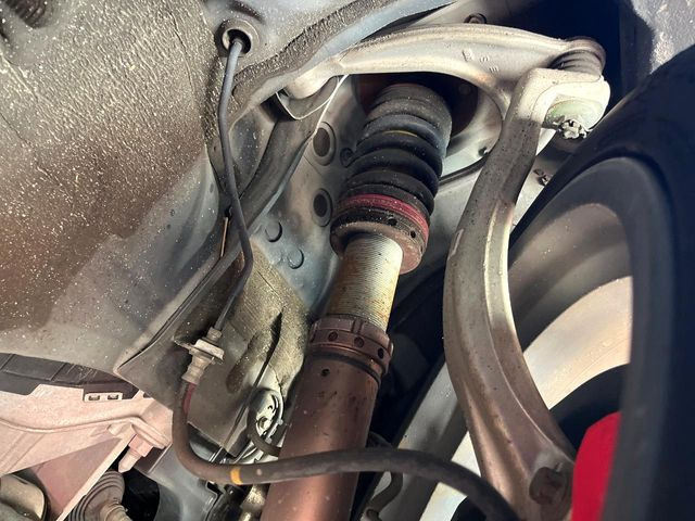 お車を安心してお乗りいただく為には、足回りの定期点検が欠かせません。サービスサポート(有償保証)では無料点検もご提供しており、安心のカーライフをお過ごしいただけるサポート体制が整っています。