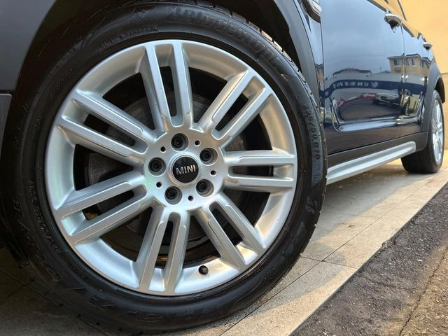 ●純正18インチアルミホイール:輸入車ならではの卓越した走りを支えるホイールと足回りです!日本車の走りに慣れている方にもぜひ体感して頂きたい程高いレベルでまとまっています!
