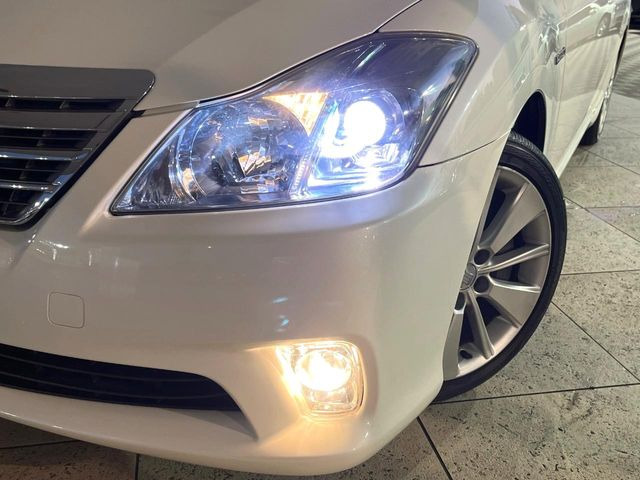 【HIDヘッドライト】非常に明るく前方を照らしてくれるので、悪天候や夜間の走行時も視界良好で安心してお乗りいただけます。