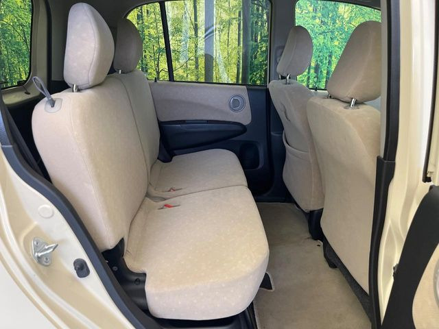 後部座席も気になるようなキズ・汚れやへたり等、大きなダメージはなく、良好な状態です。