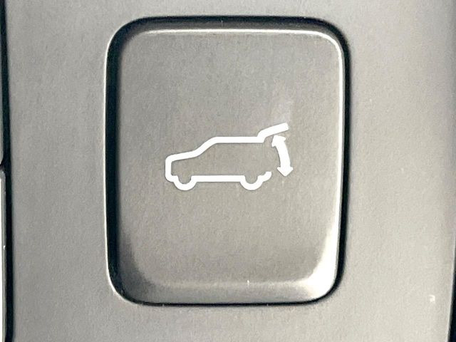 【パワーバックドア】スマートキーや運転席のボタンを押すだけでリアゲートが自動で開閉します!荷物を持っている時や、高い位置にあるバックドアを閉める際に便利な機能です♪