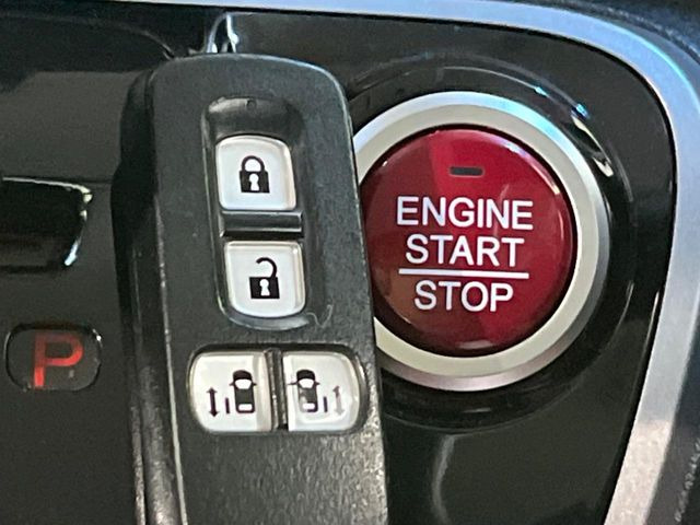 【Hondaスマートキー】カバンやポケットに入れたままでもドアの施錠・解錠が可能なスマートキーを装備。エンジンのオン・オフ時もカギを取り出す必要が無いからとっても便利です♪