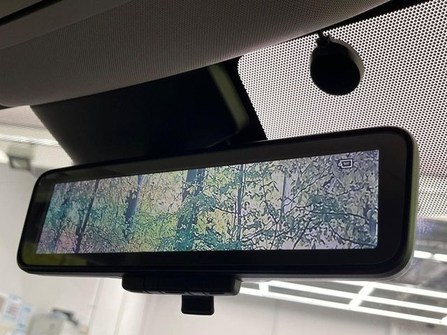 【インテリジェントルームミラー】後席の大きな荷物や同乗者で後方が確認しづらい時でも安心!カメラが撮影した車両後方の映像をルームミラー内に表示。クリアな視界で状況の確認が可能です!