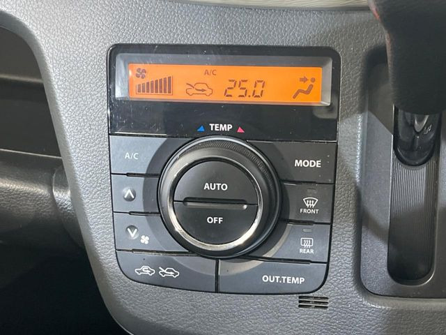 【オートエアコン】一度お好みの温度に設定すれば、車内の温度を検知し風量や温度を自動で調整。暑い…寒い…と何度もスイッチ操作をする必要はありません。快適な車内空間には必須の機能ですね♪