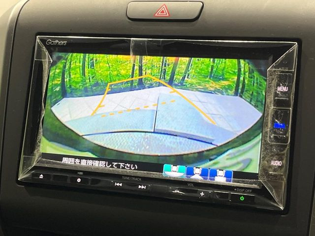 【バックカメラ】駐車時に後方がリアルタイム映像で確認できます。大型商業施設や立体駐車場での駐車時や、夜間のバック時に大活躍!運転スキルに関わらず、今や必須となった装備のひとつです!