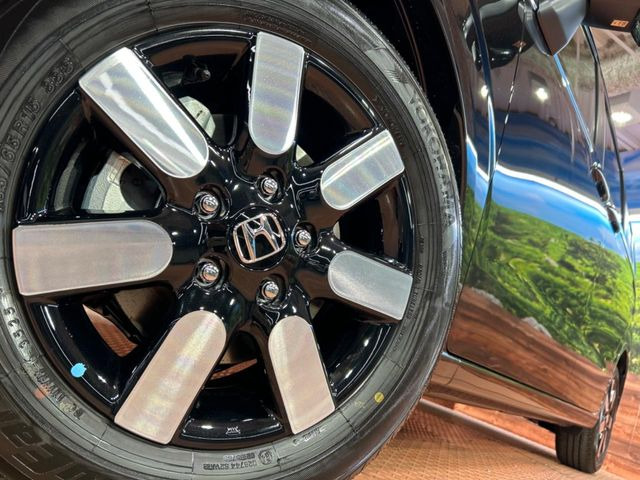 �y����15�C���`�A���~�z�C�[���z�O�ςɃ}�b�`���������A���~�z�C�[���𑕒����Ă���܂��B�e��ЊO�A���~�z�C�[����A�X�^�b�h���X�^�C�����戵�����Ă���܂��B���񂲑��k����������