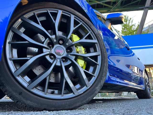 �y����19�C���`�A���~�z�C�[���z�O�ςɃ}�b�`���������A���~�z�C�[���𑕒����Ă���܂��B�e��ЊO�A���~�z�C�[����A�X�^�b�h���X�^�C�����戵�����Ă���܂��B���񂲑��k����������