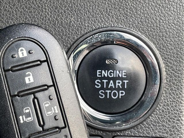 【キーフリーシステム】カバンやポケットに入れたままでもドアの施錠・解錠が可能なスマートキーを装備。エンジンのオン・オフ時もカギを取り出す必要が無いからとっても便利です♪