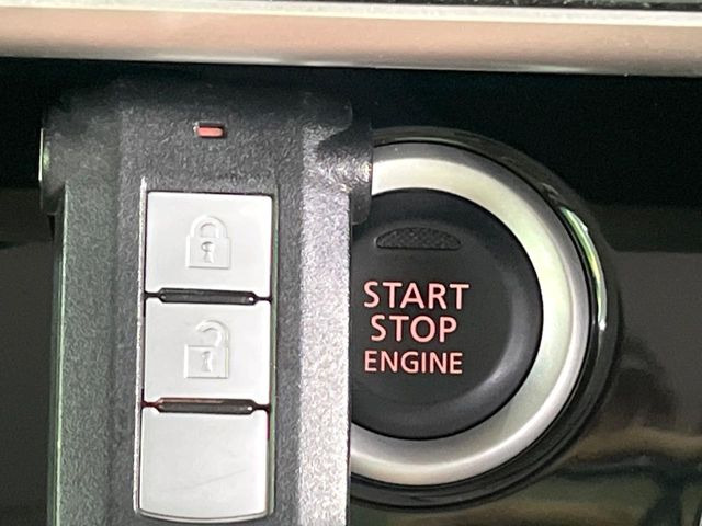 【インテリジェントキー】カバンやポケットに入れたままでもドアの施錠・解錠が可能なスマートキーを装備。エンジンのオン・オフ時もカギを取り出す必要が無いからとっても便利です♪