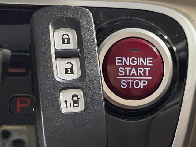 【Hondaスマートキー】カバンやポケットに入れたままでもドアの施錠・解錠が可能なスマートキーを装備。エンジンのオン・オフ時もカギを取り出す必要が無いからとっても便利です♪