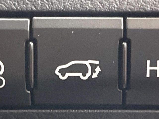 【パワーバックドア】スマートキーや運転席のボタンを押すだけでリアゲートが自動で開閉します!荷物を持っている時や、高い位置にあるバックドアを閉める際に便利な機能です♪