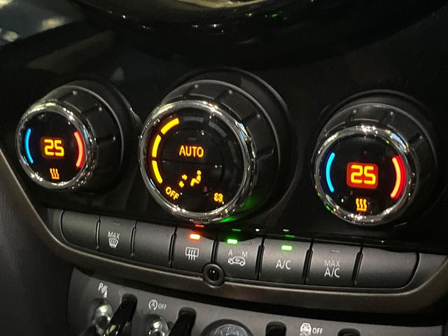 ●デュアルオートエアコン:運転席・助手席それぞれで温度設定が可能な独立式オートエアコンを標準装備しております!