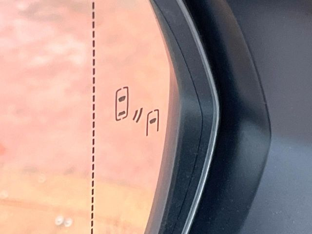 【ブラインドスポットモニター】走行中、ドアミラーの死角になりやすい箇所に後続車が接近するとサイドミラーのレンズに警告を表示!ドライバーに注意喚起をしてくれます。