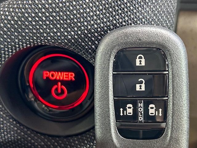 �yHonda�X�}�[�g�L�[�z�J�o����|�P�b�g�ɓ��ꂽ�܂܂ł��h�A�̎{���E�������\�ȃX�}�[�g�L�[�𑕔��B�G���W���̃I���E�I�t�����J�M�����o���K�v����������Ƃ��Ă��֗��ł���