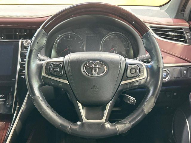 【ウッドコンビステアリング】高級感ある木目調パーツを採用した手に良く馴染むコンビハンドル。運転席廻りの雰囲気も一気に豪華になります!