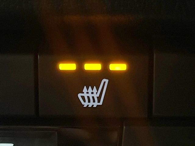 【シートヒーター】寒い日に重宝するシートヒーター!エアコンより早く温まってくれるので寒がりの人も安心ですね♪エアコンの温風は乾燥するから苦手、という方にもをおすすめです。