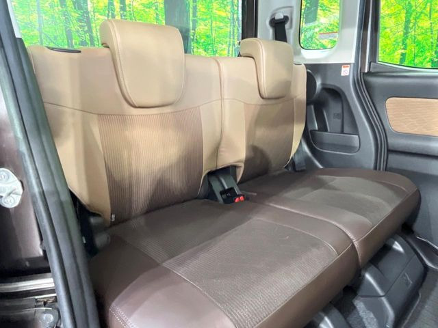 後部座席も気になるようなキズ・汚れやへたり等、大きなダメージはなく、良好な状態です。