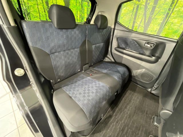 後部座席も気になるようなキズ・汚れやへたり等、大きなダメージはなく、良好な状態です。
