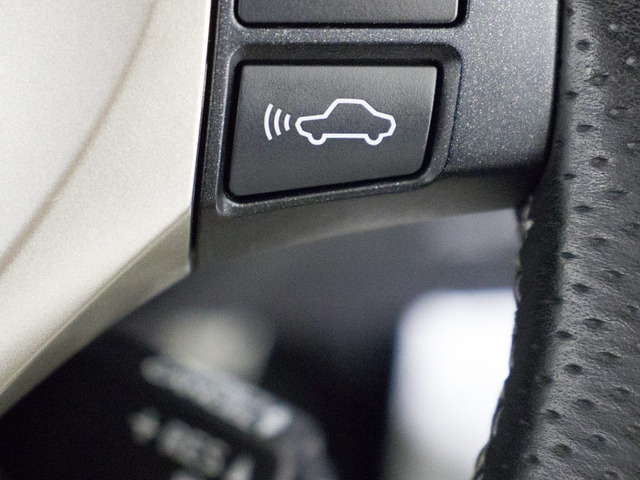 衝突回避支援型プリクラッシュセーフティシステム 前方に出現した障害物に対し警報を発し、ドライバーに警告。同時にブレーキアシストにより衝突回避と速度を軽減します。