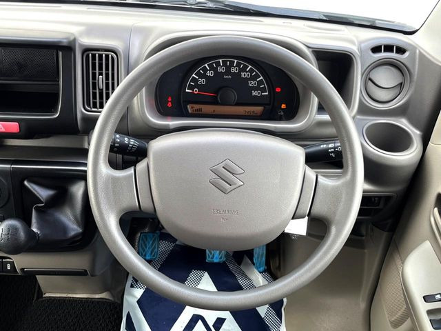 �C���e���A�ɍ��킹���f�U�C���̃X�e�A�����O�́A�^�]�������̂��Ƃ��l���A�^�]���₷���`��A�傫���ł��B�����x�A���ۂɐG���Ă��m���߂��������B