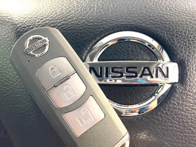 【スマートキー】カバンやポケットに入れたままでもドアの施錠・解錠が可能なスマートキーを装備。エンジンのオン・オフ時もカギを取り出す必要が無いからとっても便利です♪