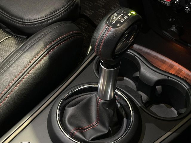 ●MTモード付きAT:通常は自動でおこなわれる変速(ギアチェンジ)をドライバーの操作によって意図的に変えられるシステムです。より一層普段のドライブをお楽しみいただけます!