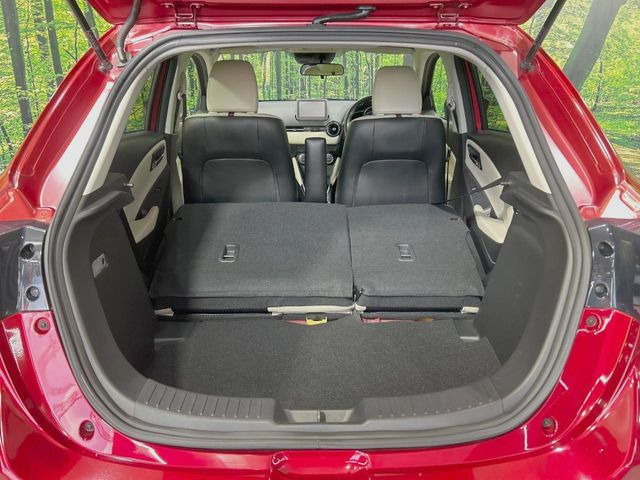 ���i�̂���������ʋ΁A���}���ɏ\���ȉ׎��X�y�[�X���m�ۂ��Ă���܂��B�Z�J���h�V�[�g��|���ƁA�傫�ȉו��̐ύڂ��\�ł���