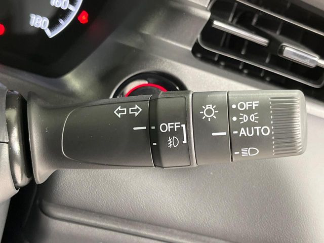 【オートライト】周りの明るさに応じて自動でヘッドライトの点灯・消灯ができる機能です!ライトの付け忘れ・消し忘れなどが無くなり、雨の日や夕方の走行も安心!トンネル通過時も便利ですね♪