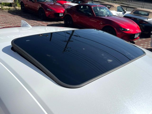 【ムーンルーフ】開放感たっぷりの希少装備、ムーンルーフが装着されています!車内に明かりを取り入れたり景色を楽しむ以外にも、車内の空気も簡単に換気できて快適です!