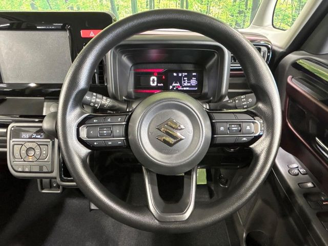 �C���e���A�ɍ��킹���f�U�C���̃X�e�A�����O�́A�^�]�������̂��Ƃ��l���A�^�]���₷���`��A�傫���ł��B�����x�A���ۂɐG���Ă��m���߂��������B