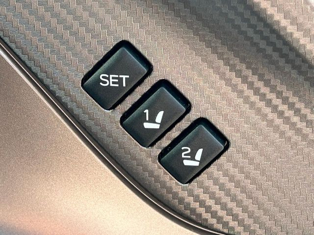 【メモリー機能付きパワーシート】ドライバーごとに設定したシート位置を記憶して、ボタン一つで切り替えできる便利な機能!運転する方が複数名いらっしゃるご家庭におすすめです♪