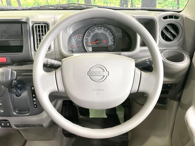 �C���e���A�ɍ��킹���f�U�C���̃X�e�A�����O�́A�^�]�������̂��Ƃ��l���A�^�]���₷���`��A�傫���ł��B�����x�A���ۂɐG���Ă��m���߂��������B