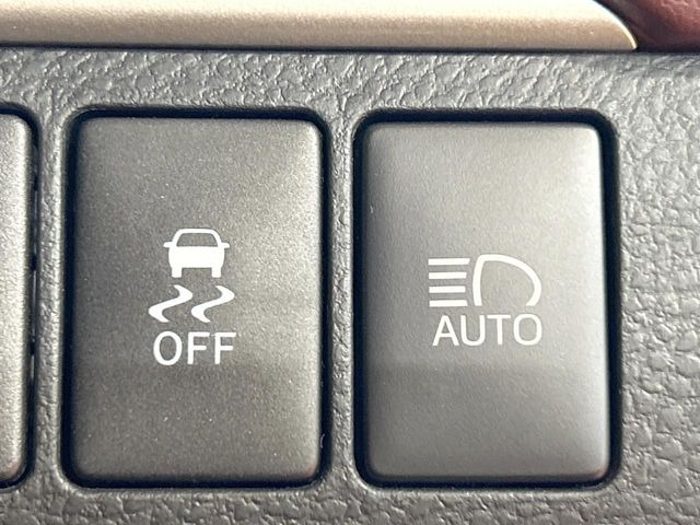 【横滑り防止装置】車両の横滑りを感知すると、自動的に車両の進行方向を保つように車両を制御します。雨の日など滑りやすい路面状況でも安全な運転が可能です。